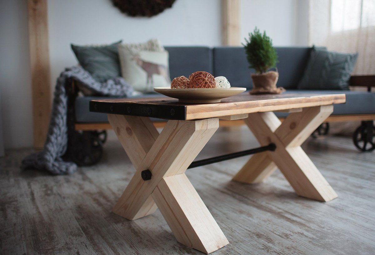 Кофейный столик из дерева