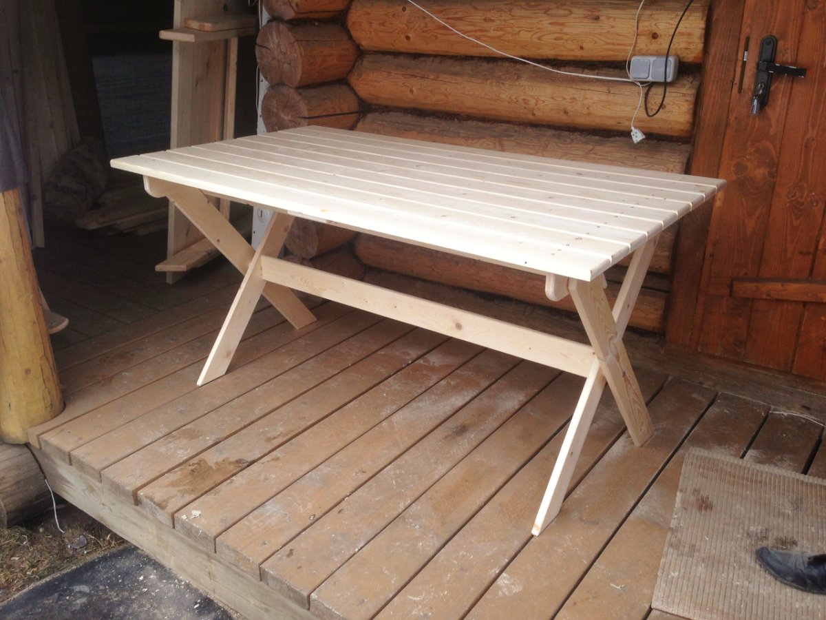 Стол уличный деревянный