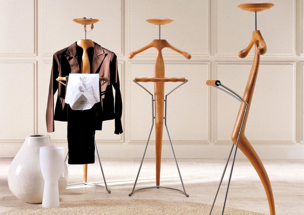 Пиджак на вешалке