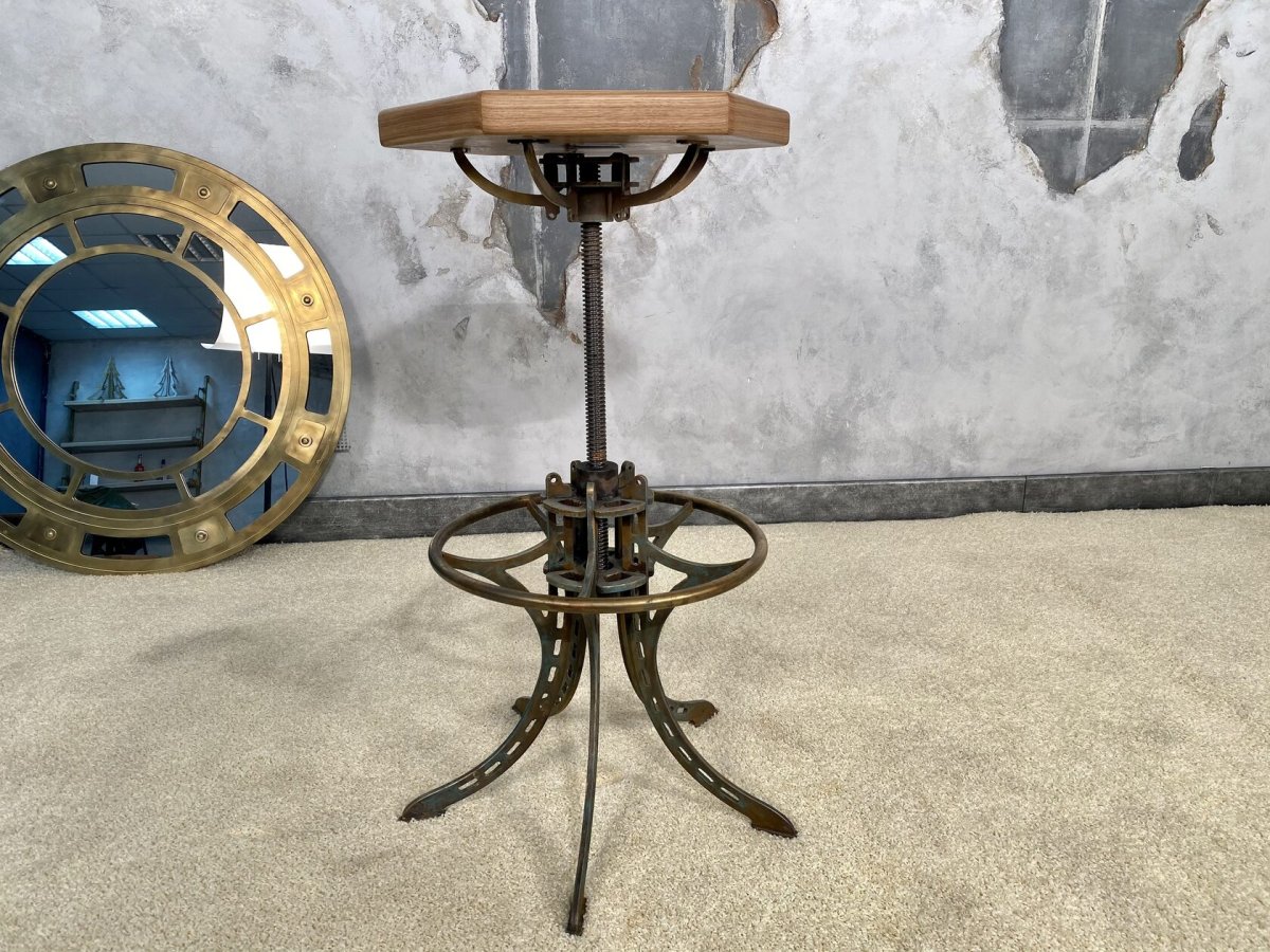 Спиральный табурет из металла