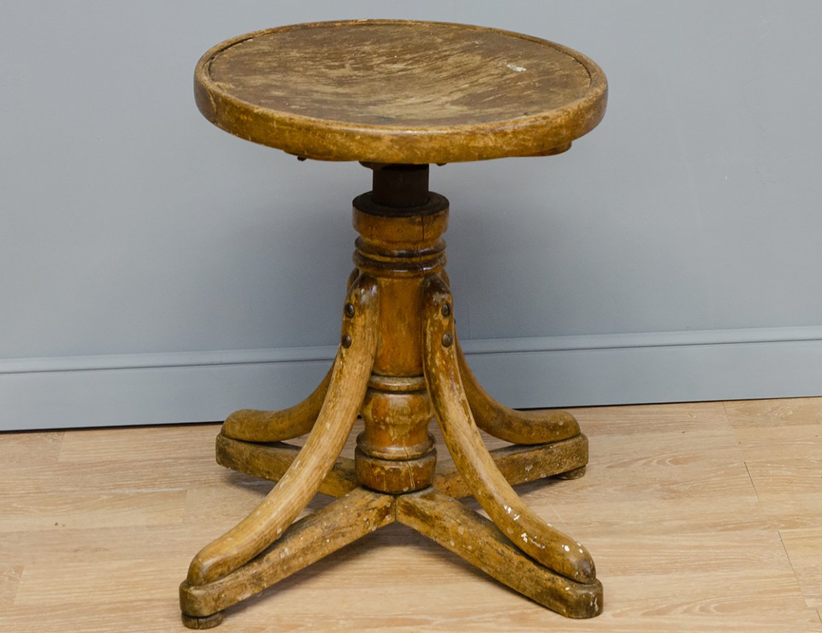 Старинный винтовой табурет