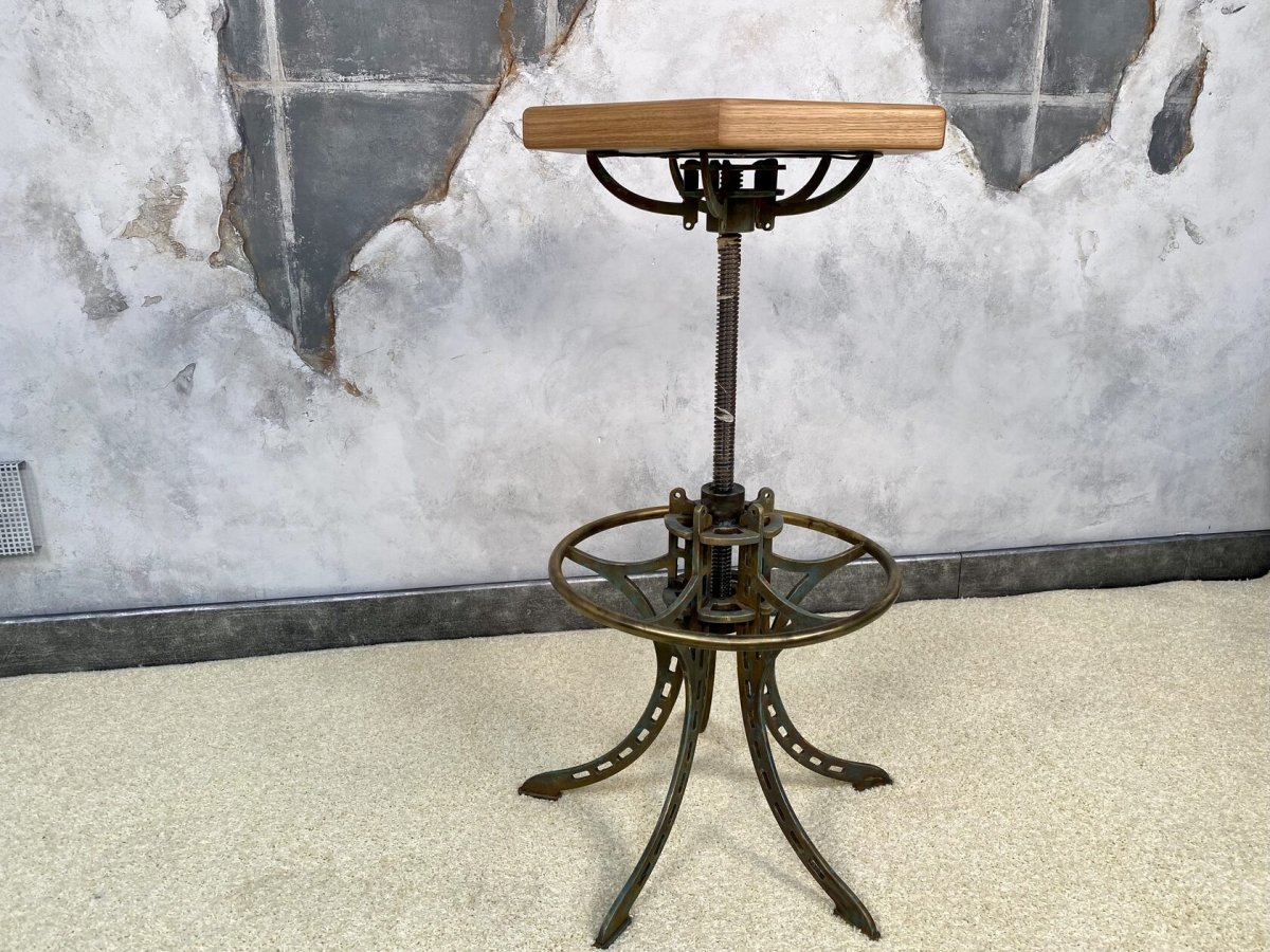 Барный стул винтовой