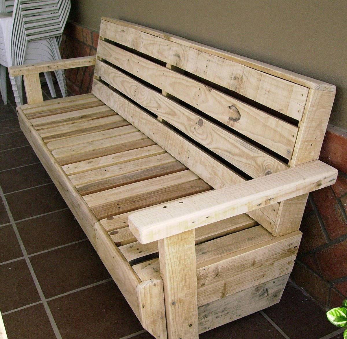 Скамейка из деревянных поддонов