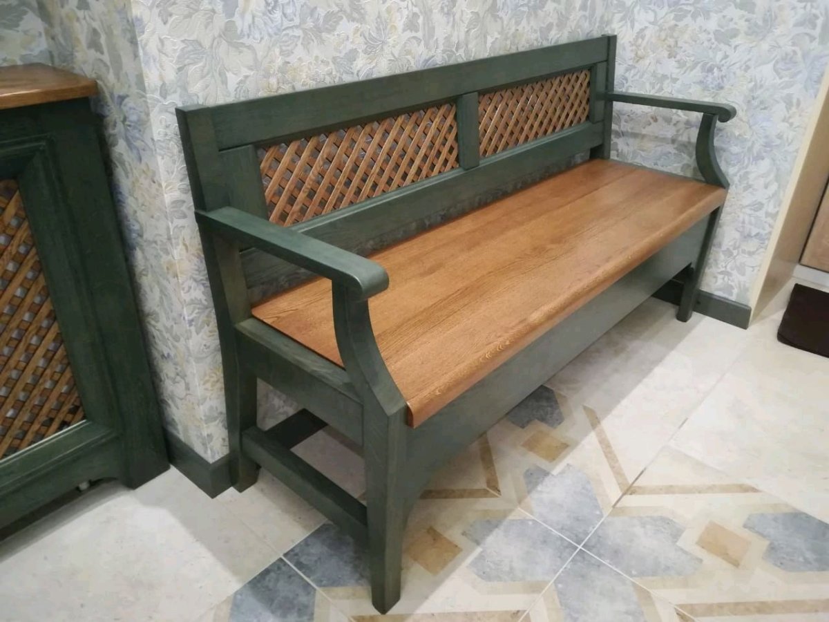 Деревянная скамейка в прихожую