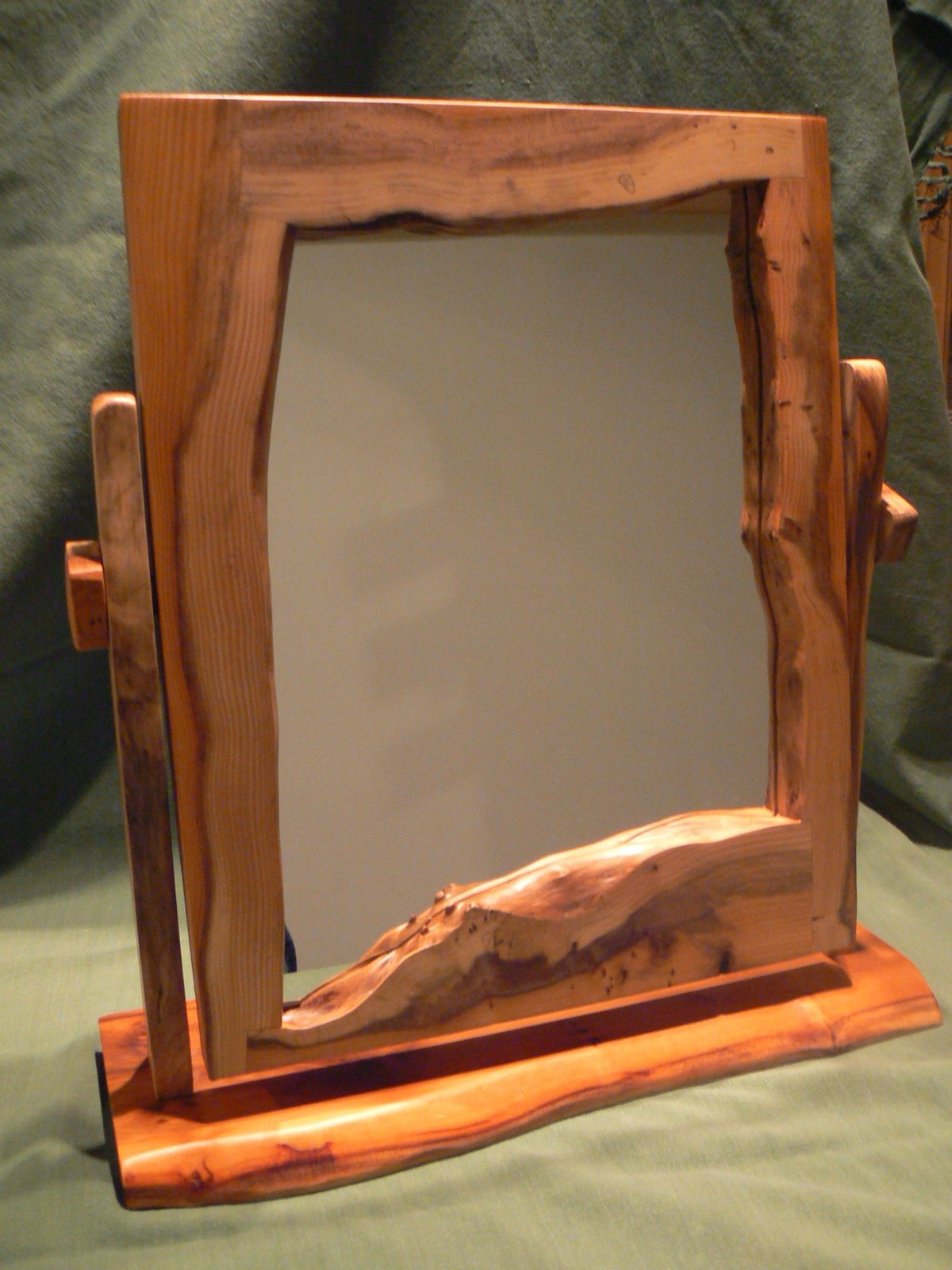 Зеркало с деревянной рамой