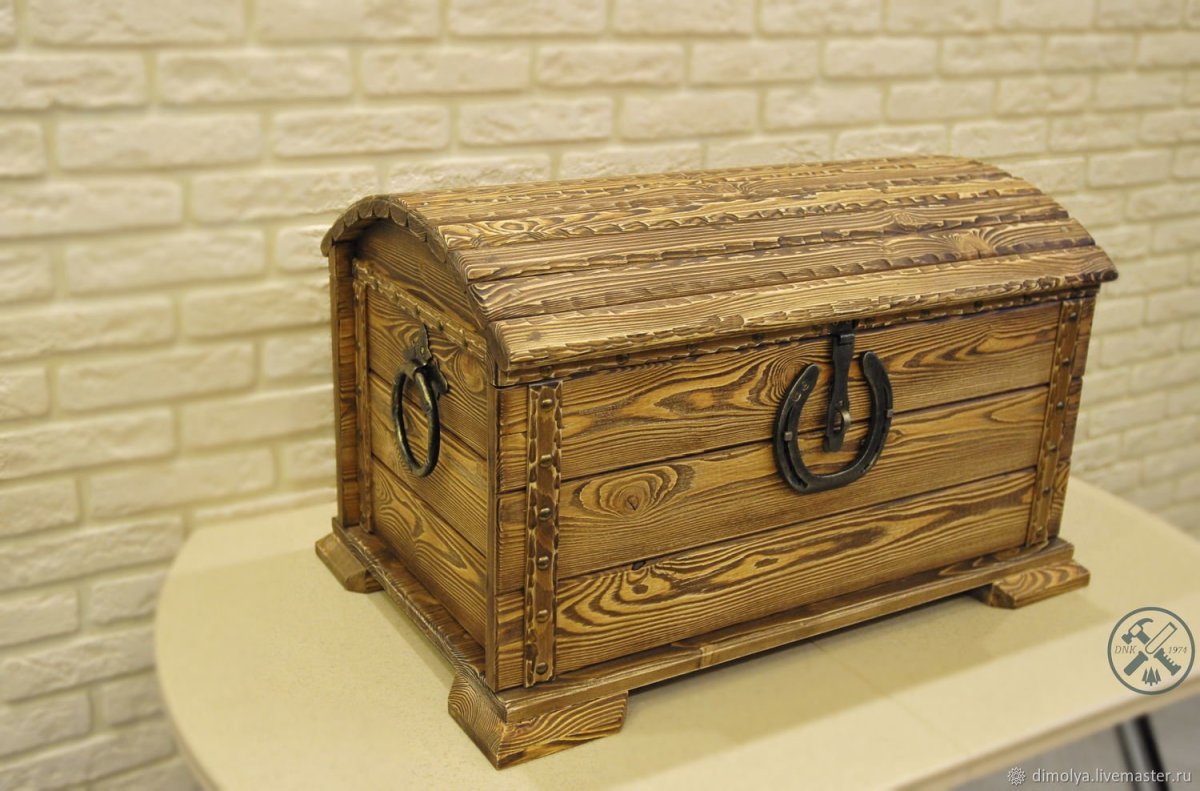 Открытый деревянный сундук