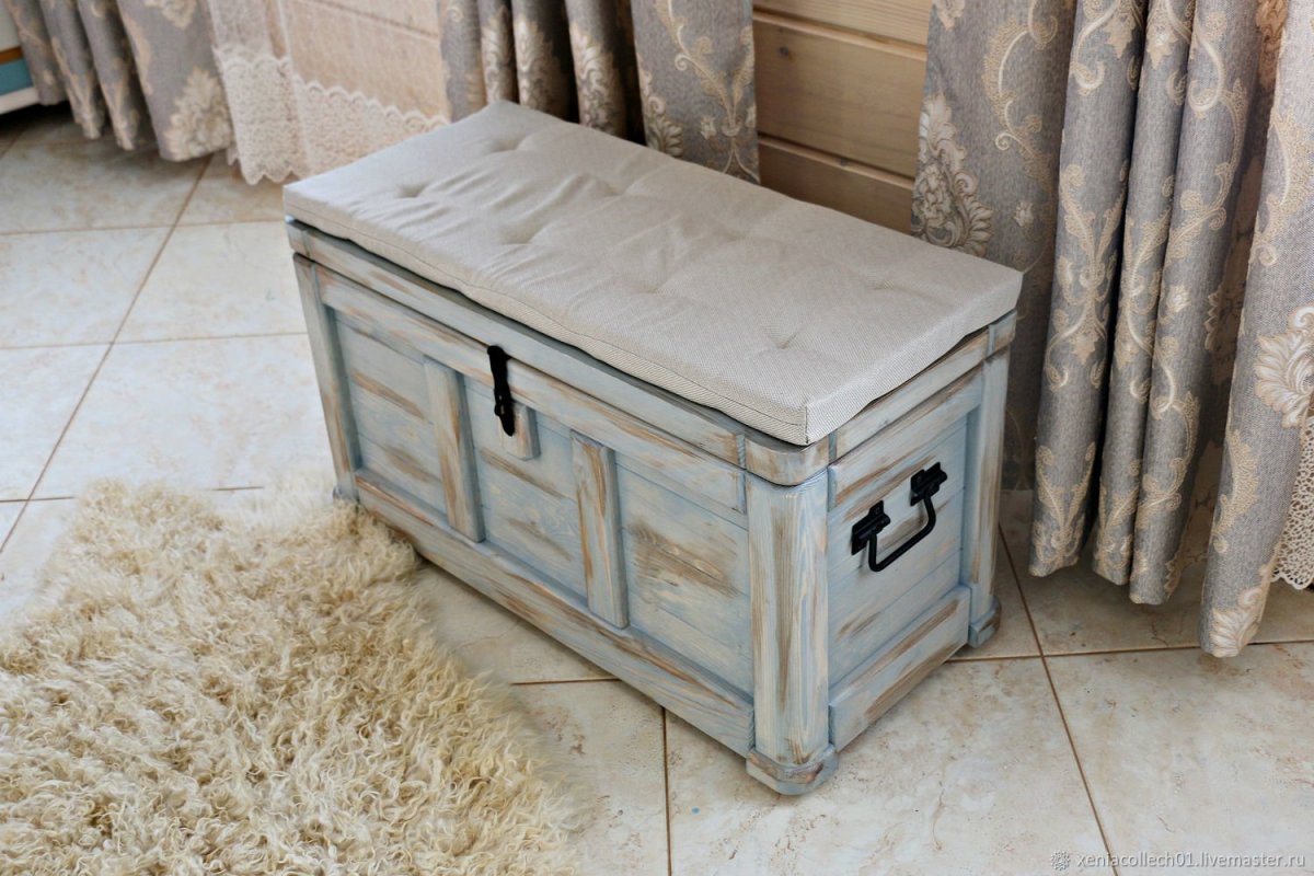 Сундук в интерьере прихожей