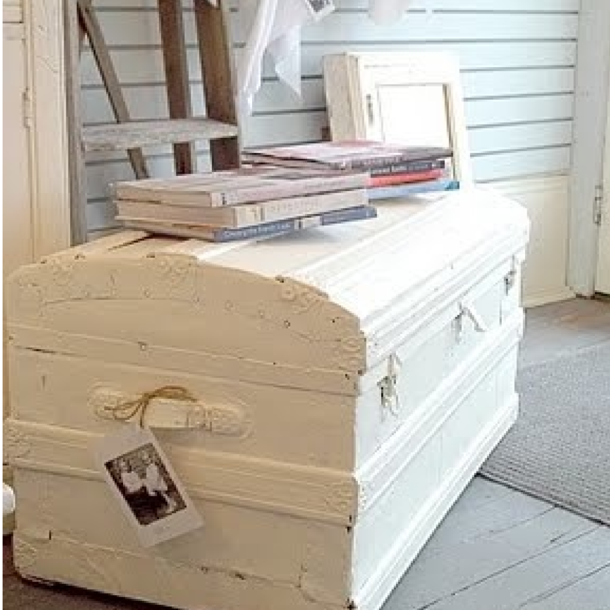 Декор деревянного чемодана