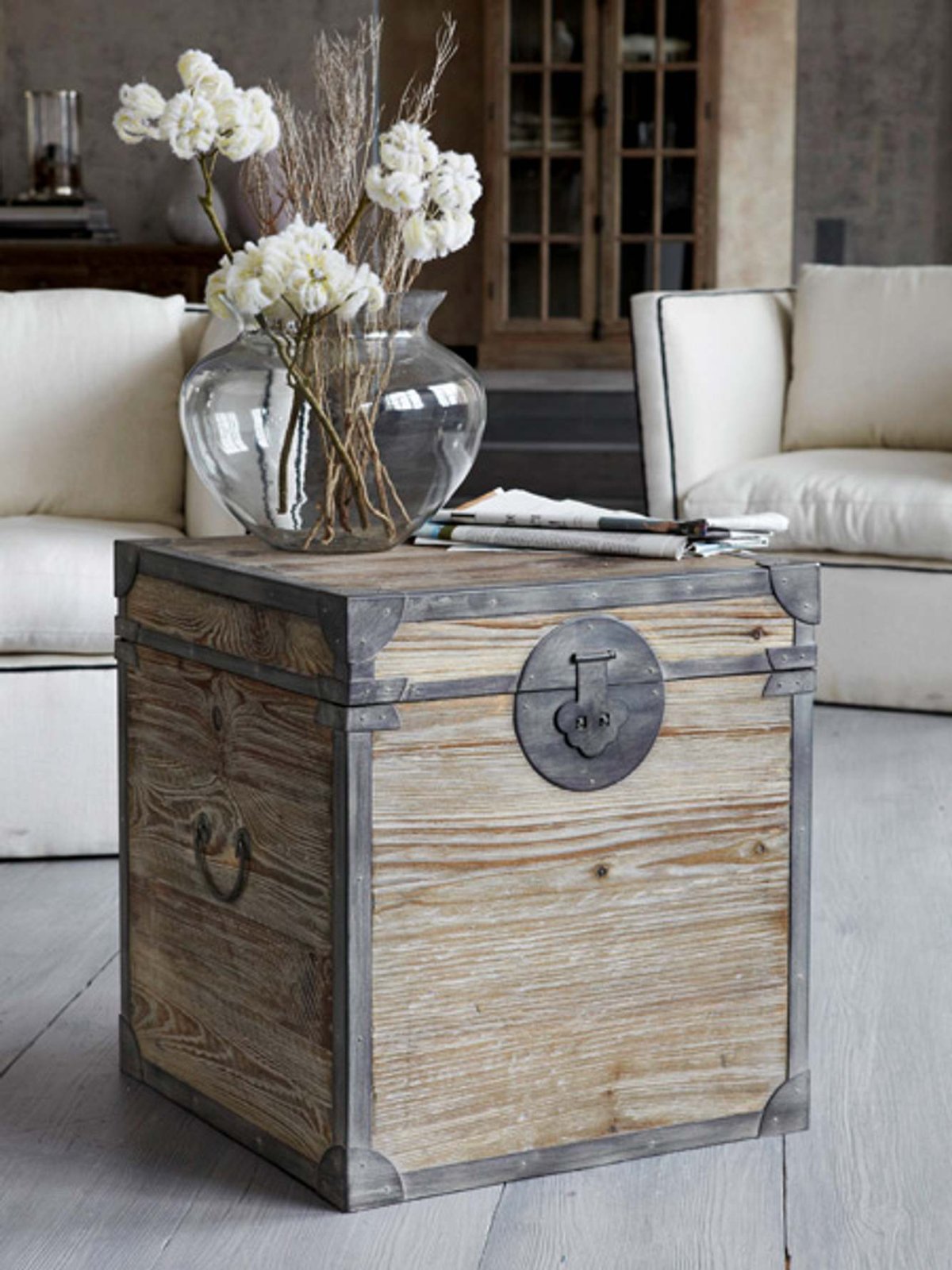 Сундук деревянный в интерьере