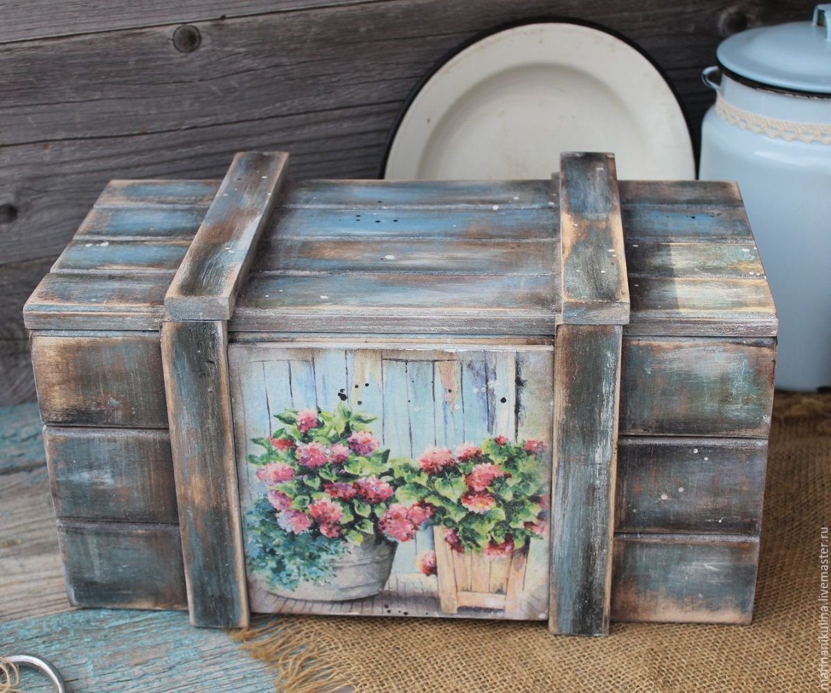 Декорировать деревянный ящик