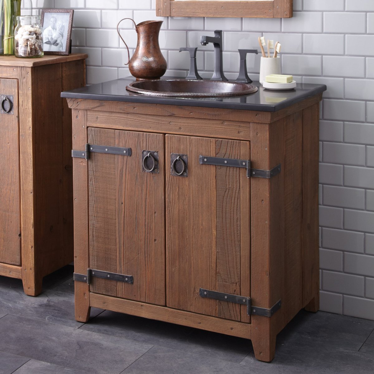 Деревянный шкаф под раковину