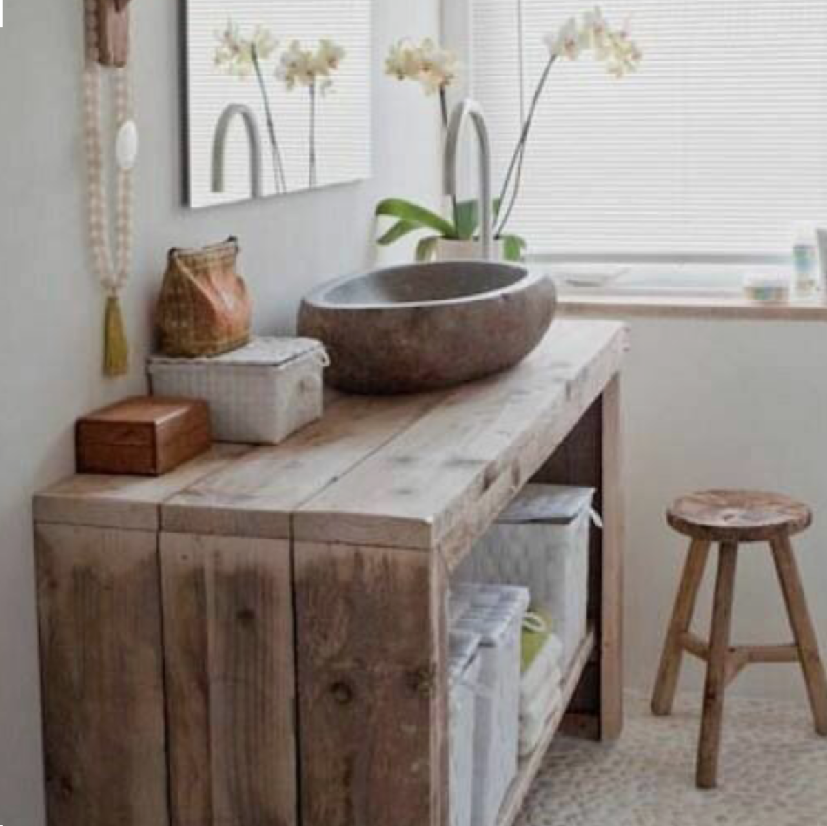 Тумба в деревенском стиле