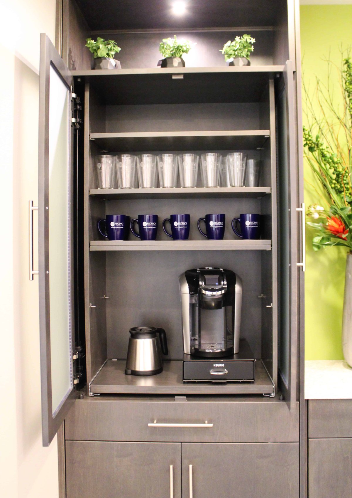 Шкаф для кофемашины на кухне