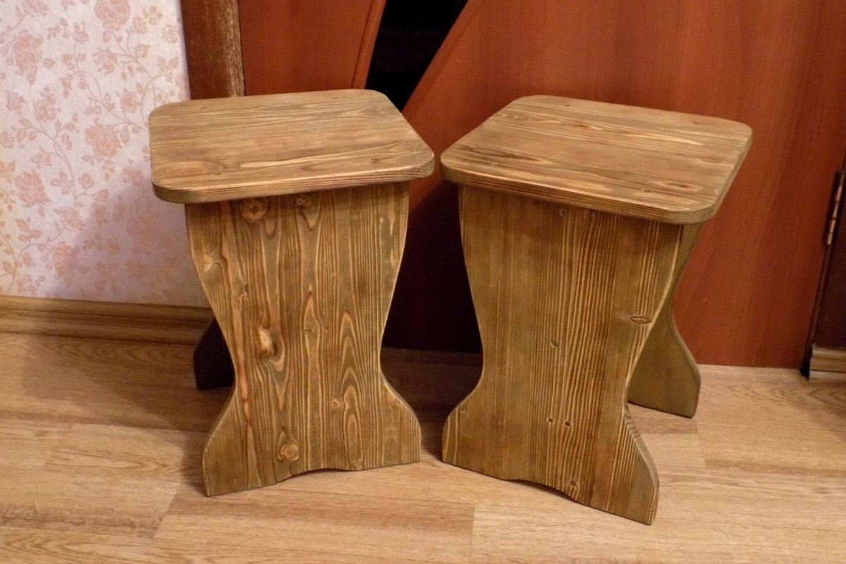 Табуретка деревянная