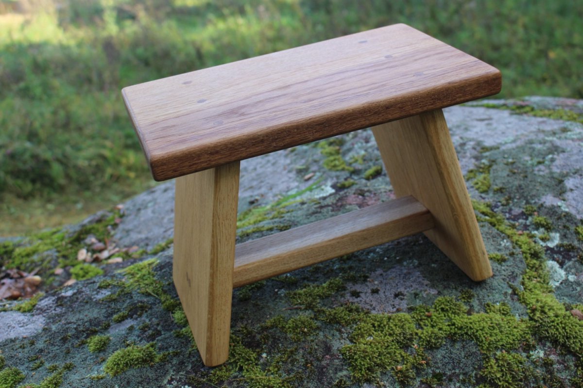 Деревянная лавочка табурет