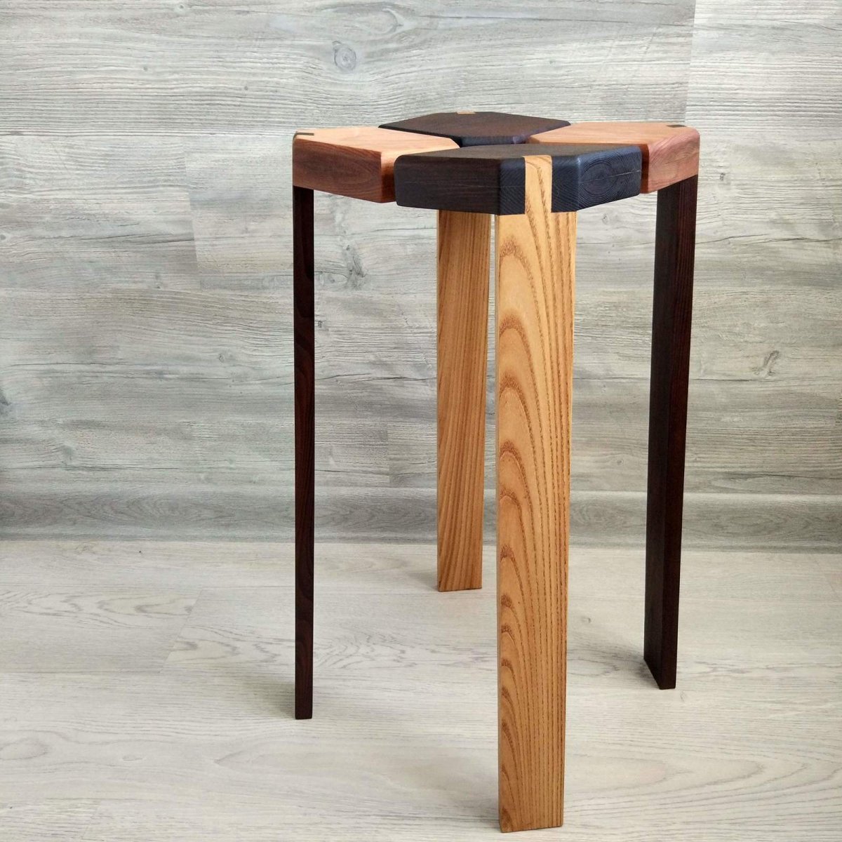 Табуретка деревянная