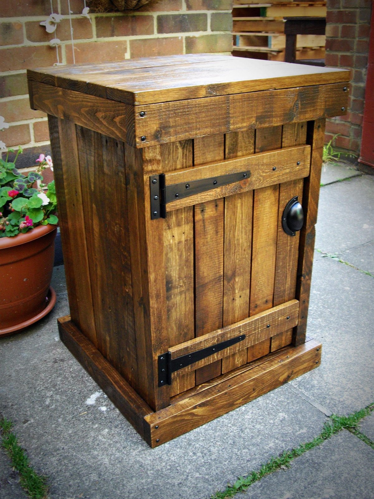 Тумбочка из дерева