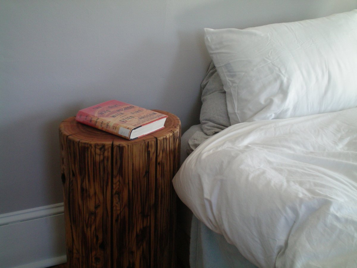 Прикроватная тумба из подручных материалов