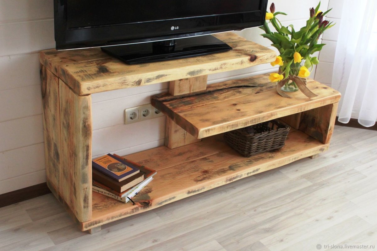 Столик под телевизор из дерева