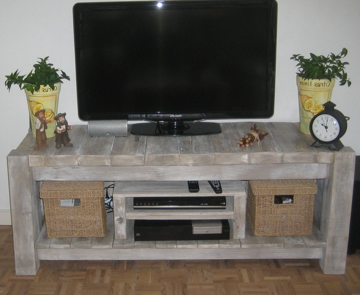 Тумба под телевизор из паллет