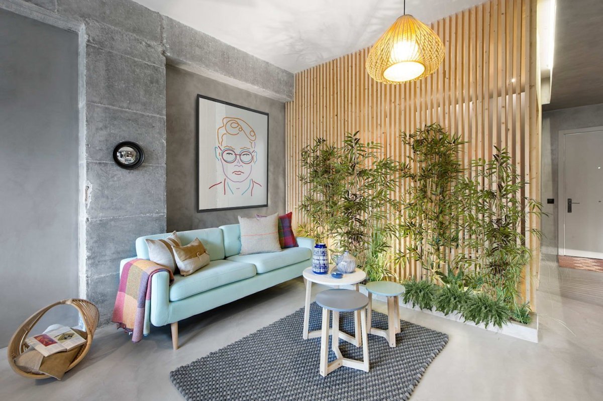 Дизайн гостиной с рейками на стене