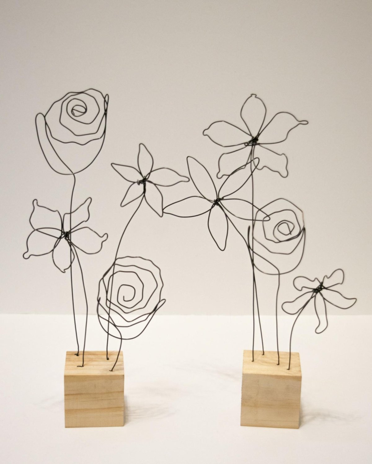 Фигура цветка из проволоки