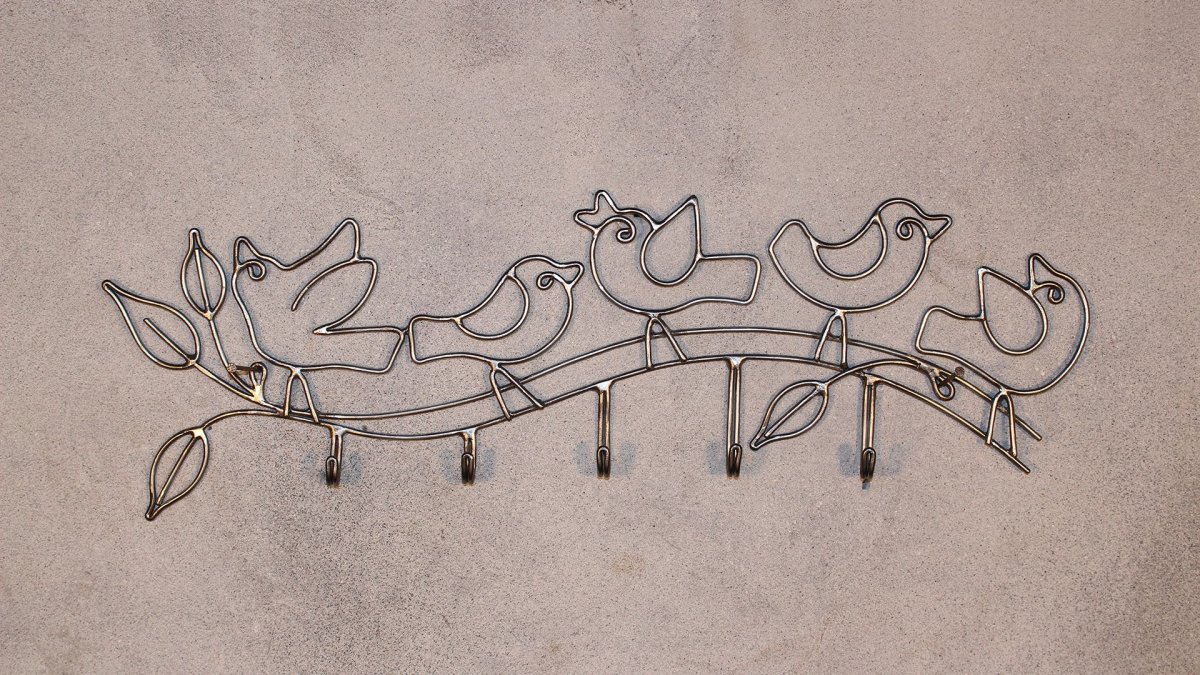 Металлическая вешалка на стену