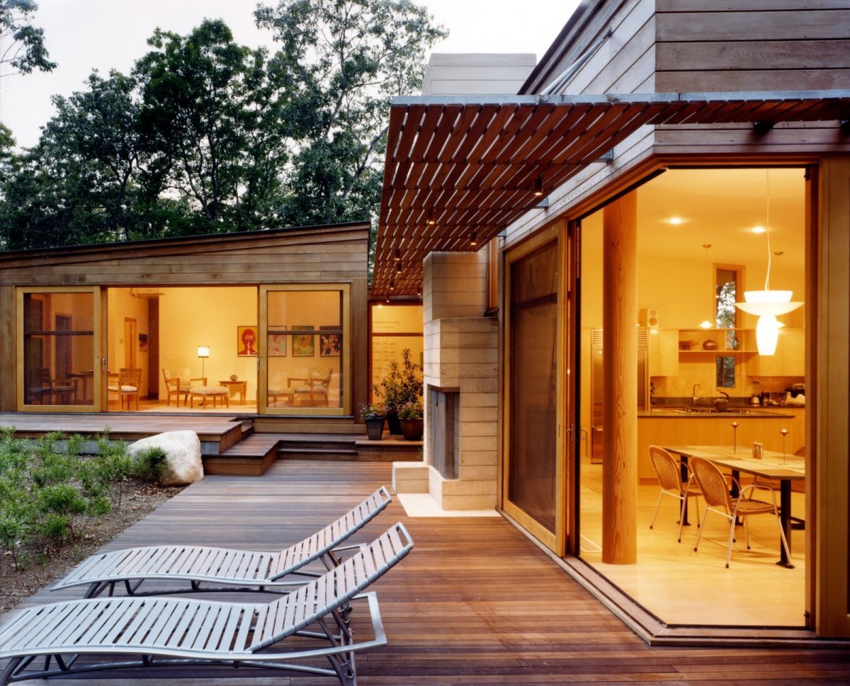 Дом с панорамными окнами и тер