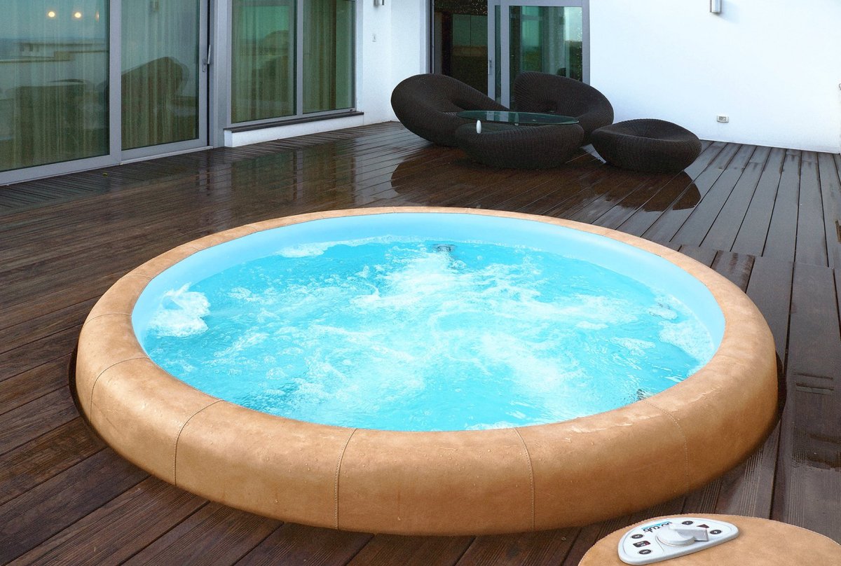 Круглый бассейн на даче