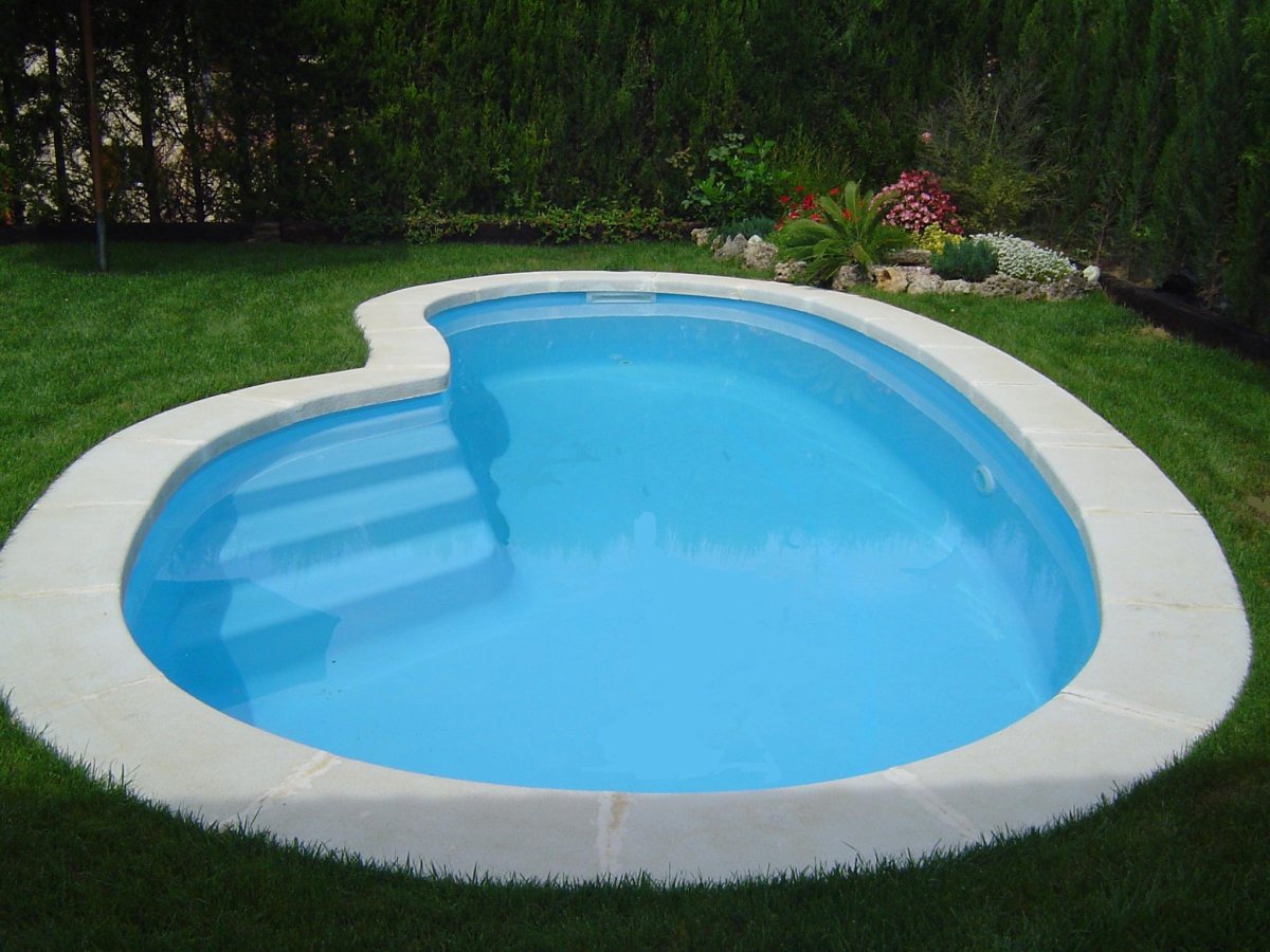 Круглый бассейн во дворе