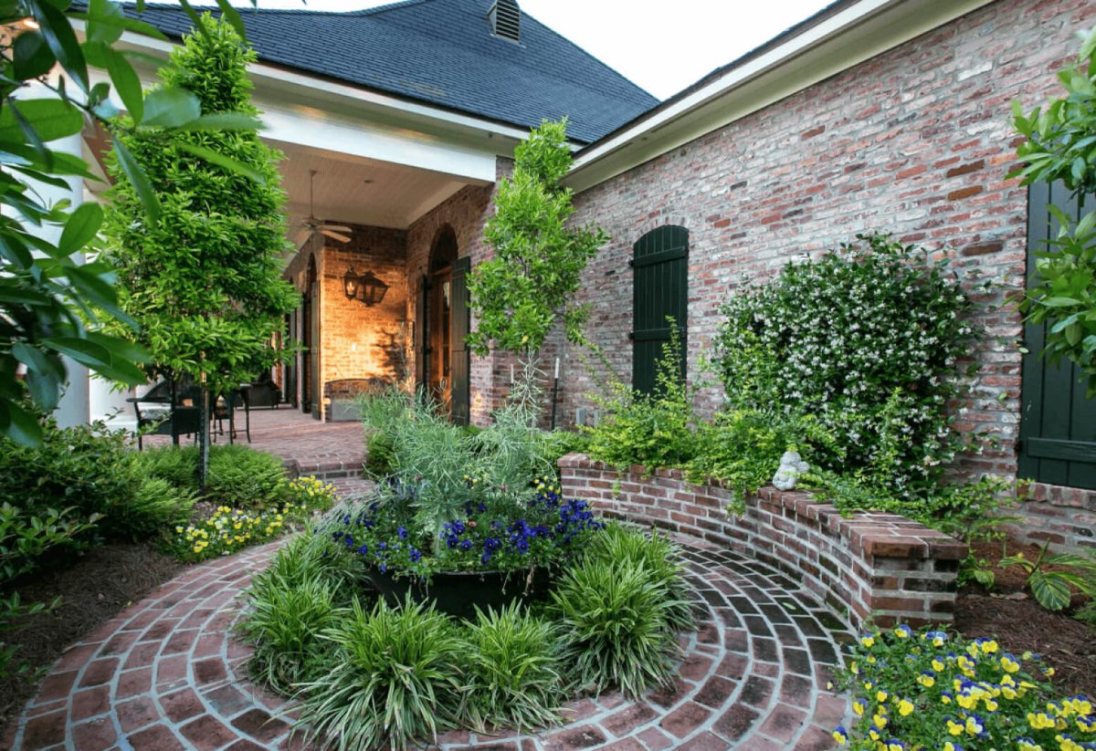 Красивый двор