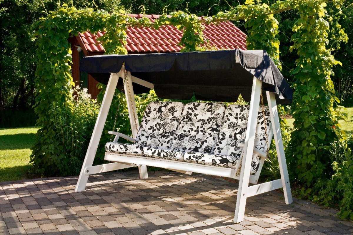 Качели на дачном участке