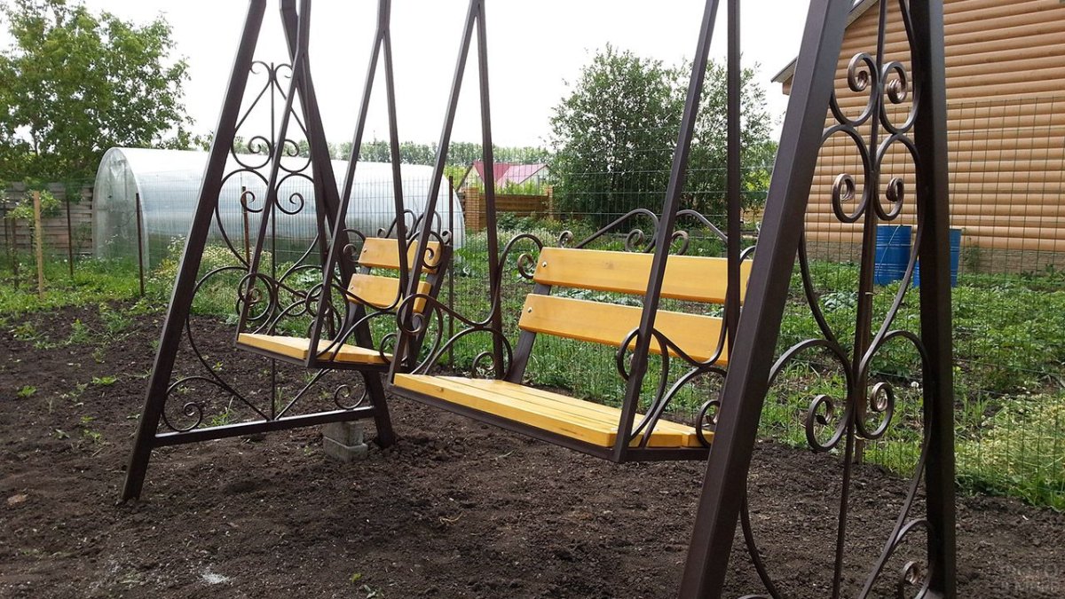 Железные качели для сада