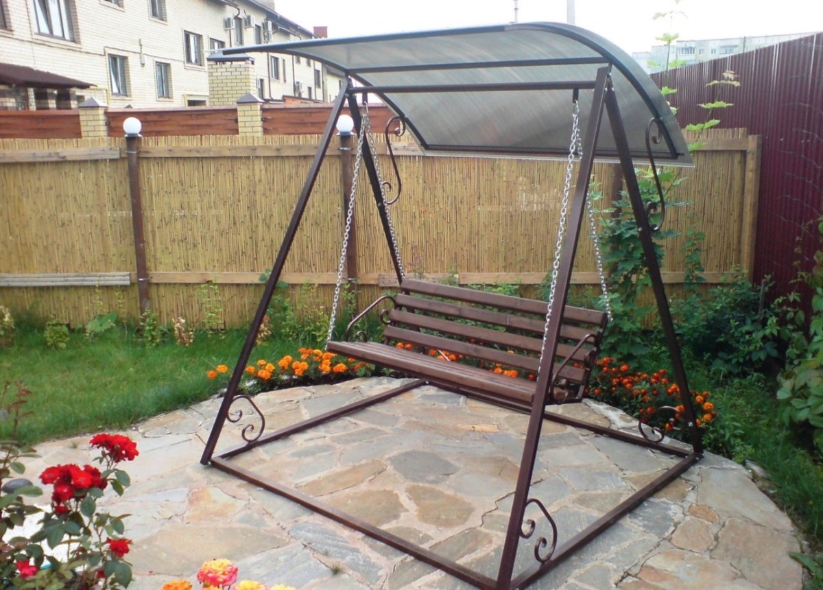 Садовая качеля из металла