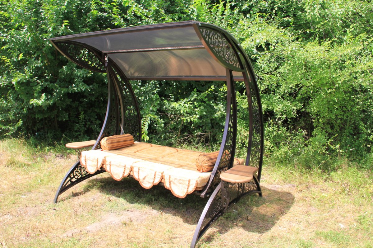 Качели с крышей для дачи