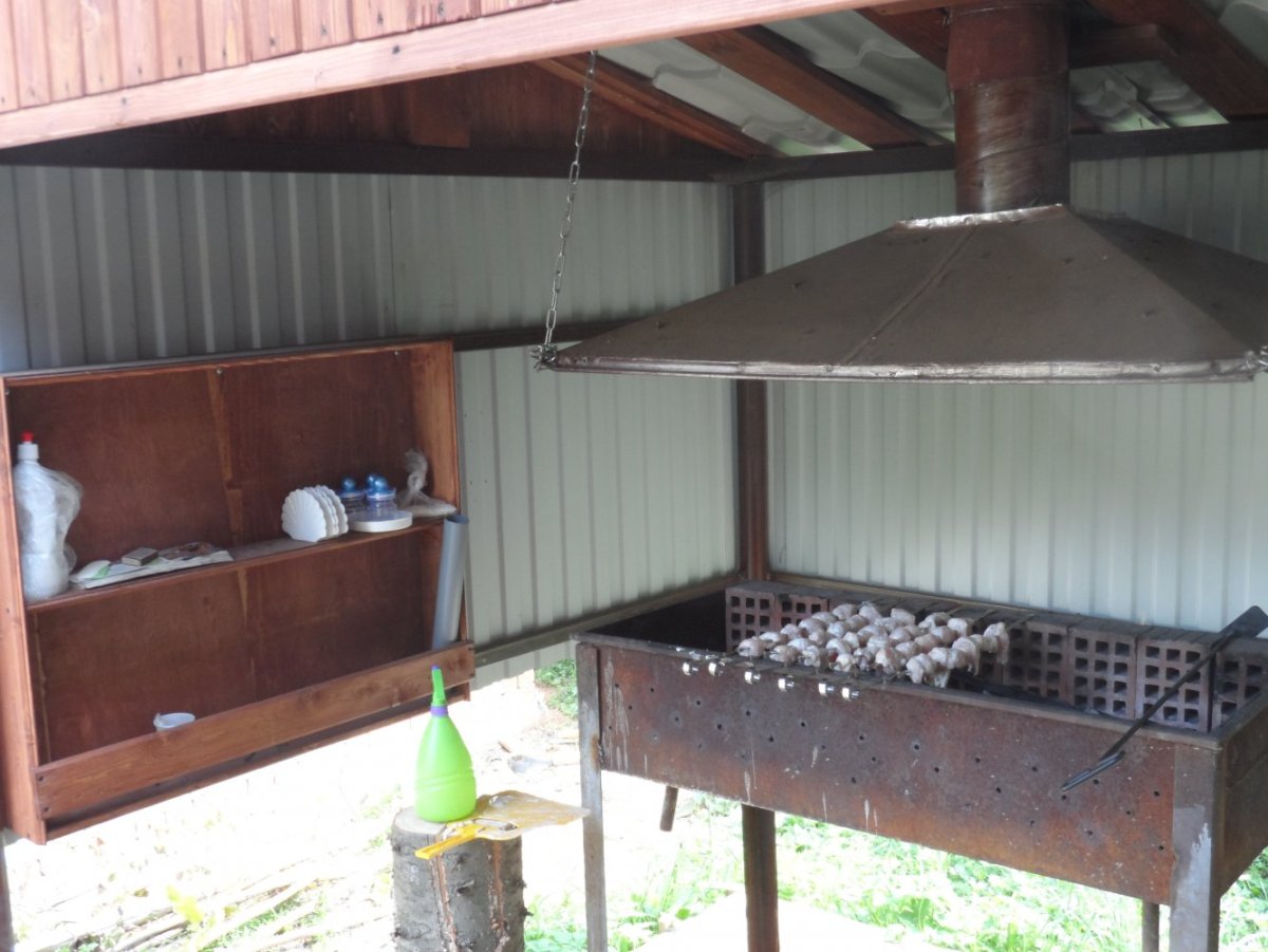 Вытяжка для мангала в беседке из металла