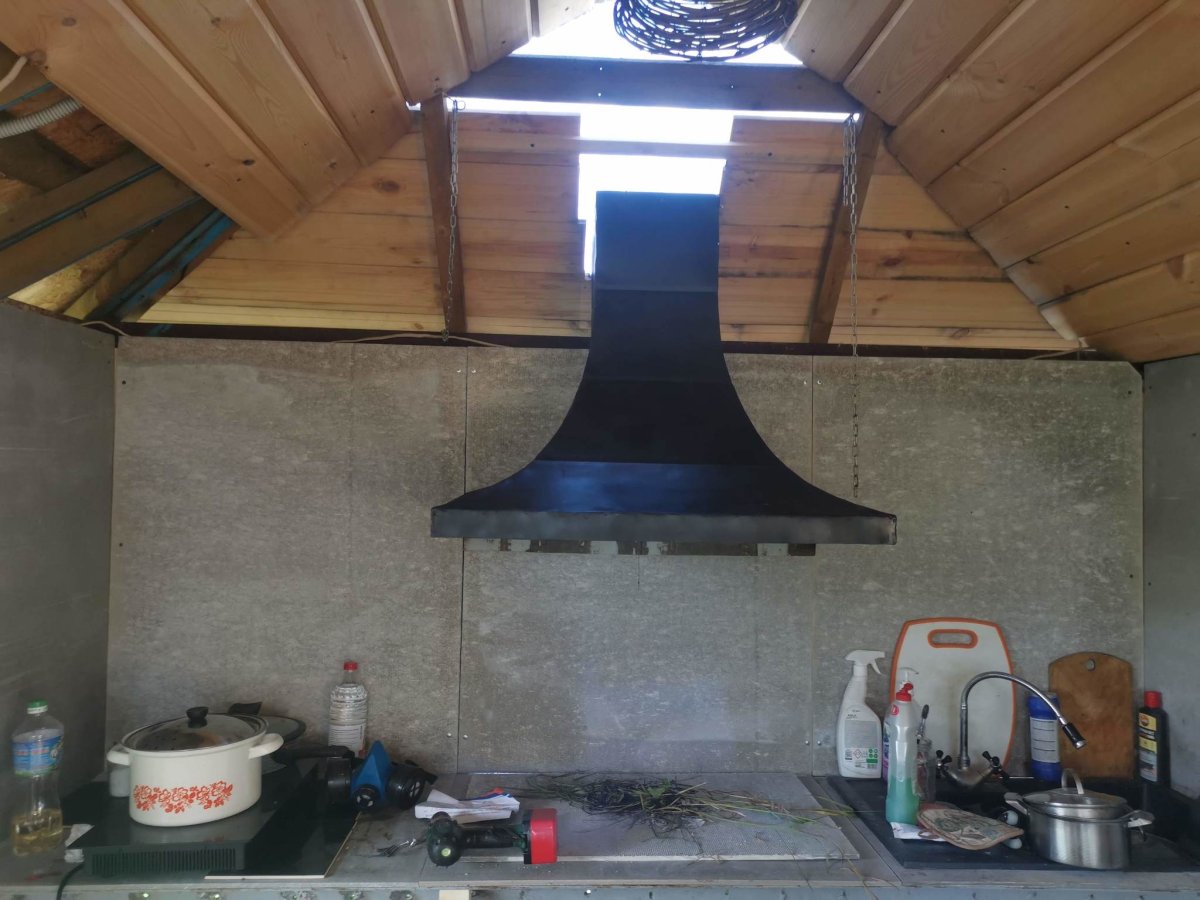 Мангал с вытяжным зонтом