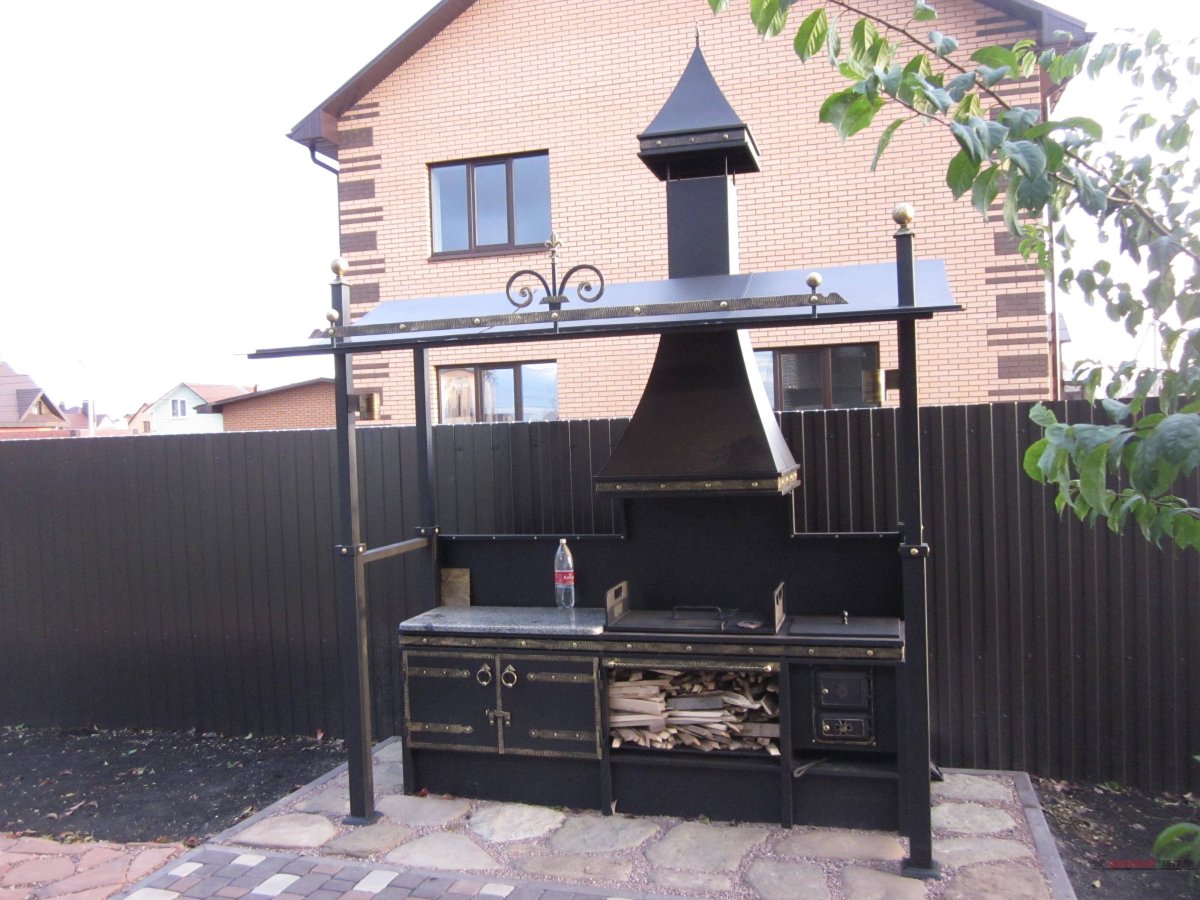 Металлический мангал с вытяжкой