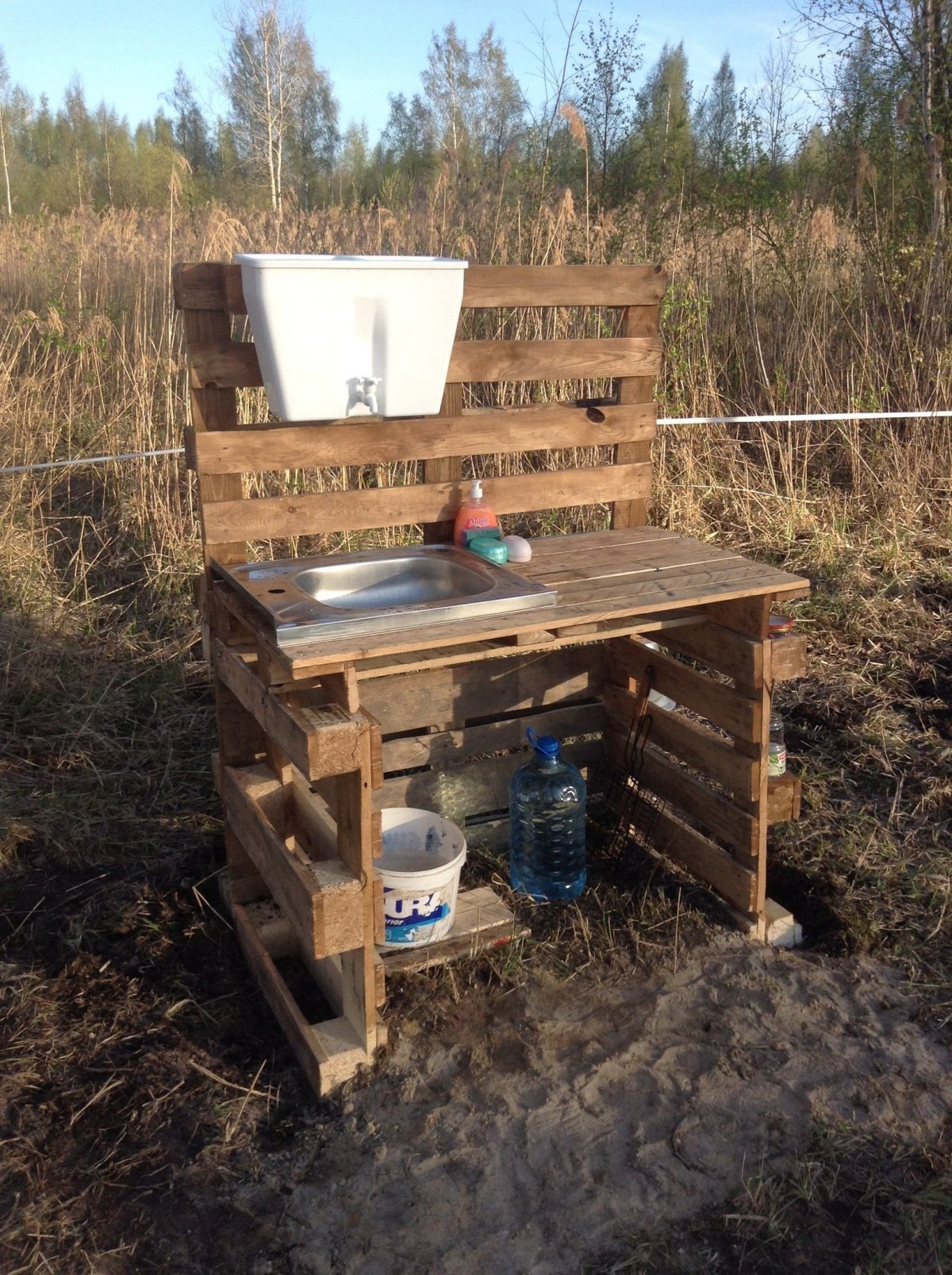 Умывальник из паллет для дачи