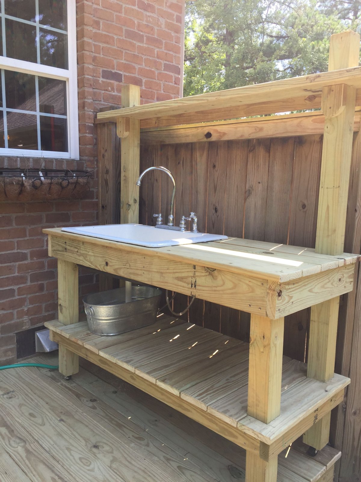 Уличная мойка для дачи из поддонов