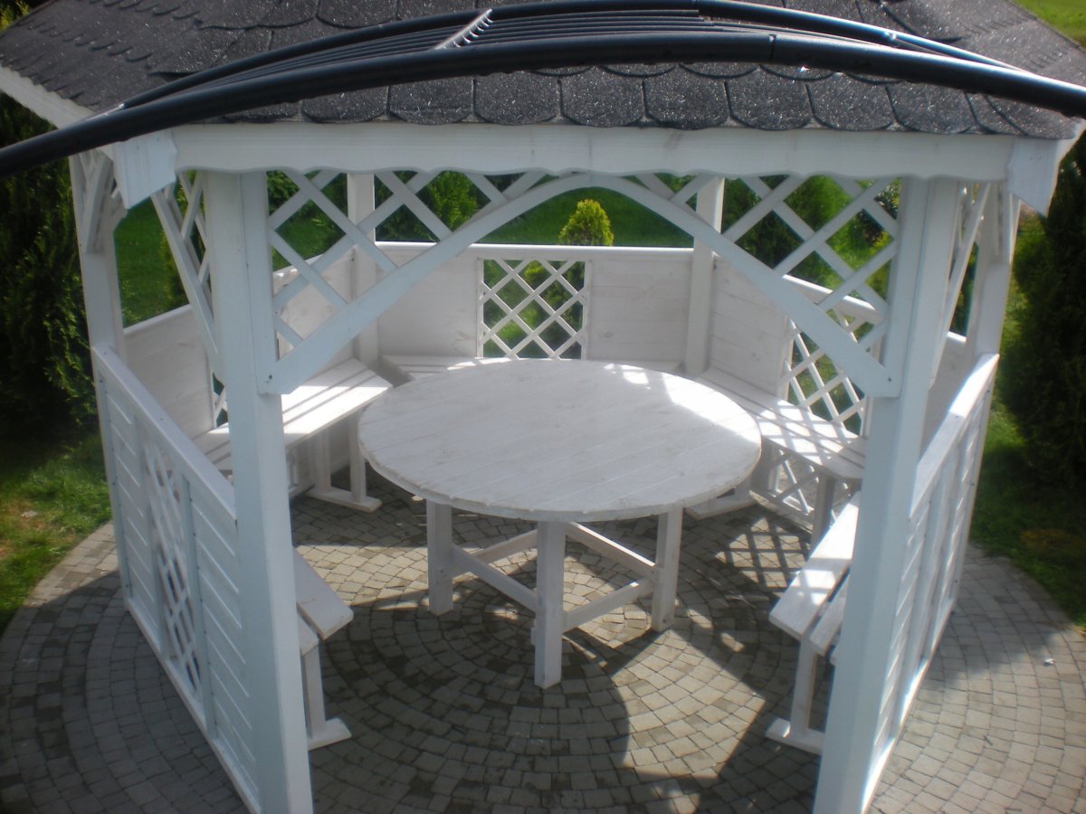 Беседка белая деревянная