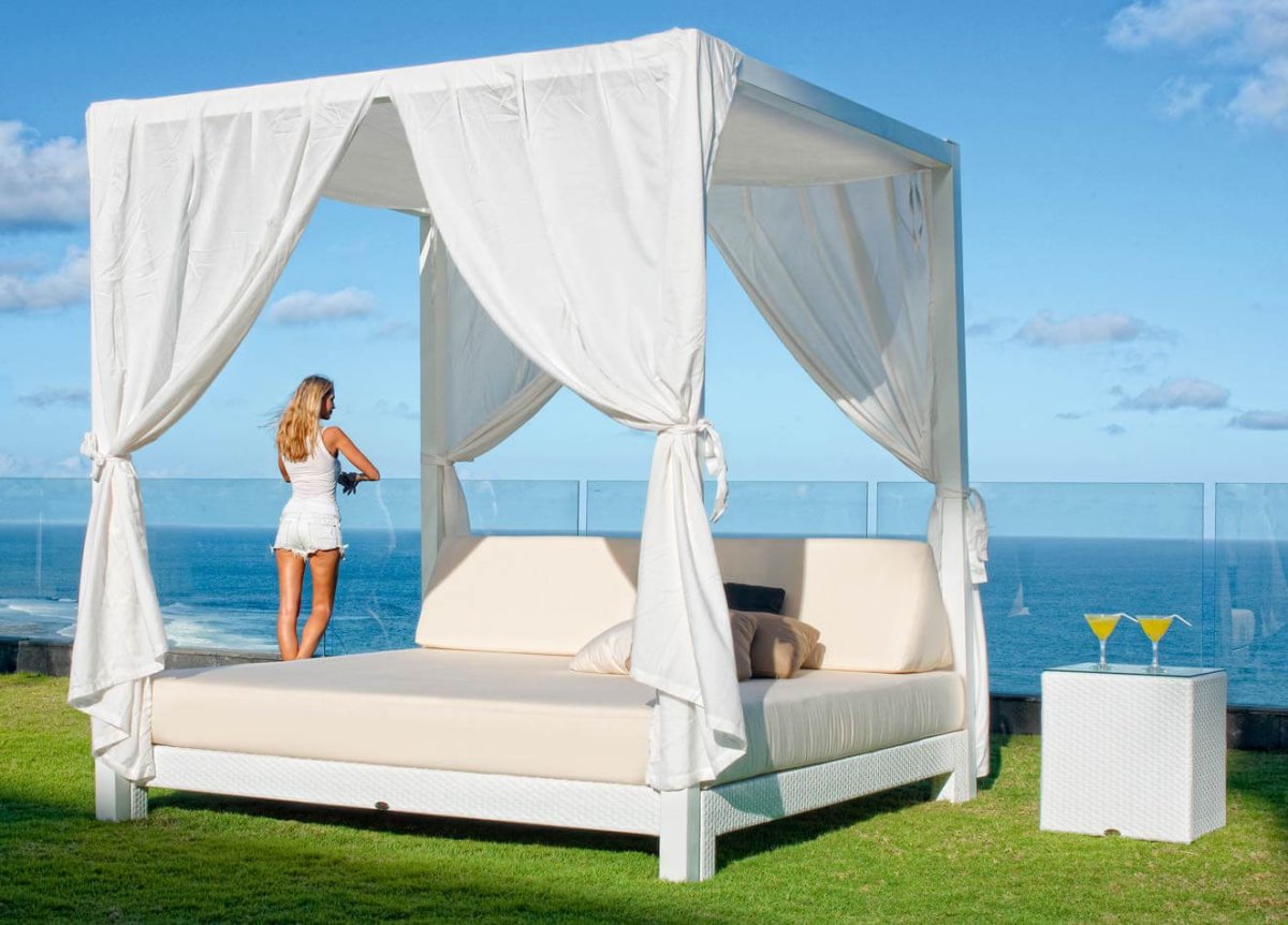 Уличная кровать с балдахином