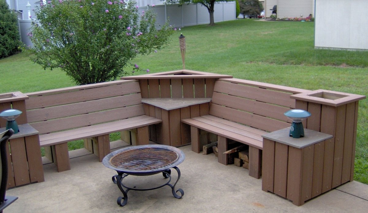 Угловая скамейка для сада