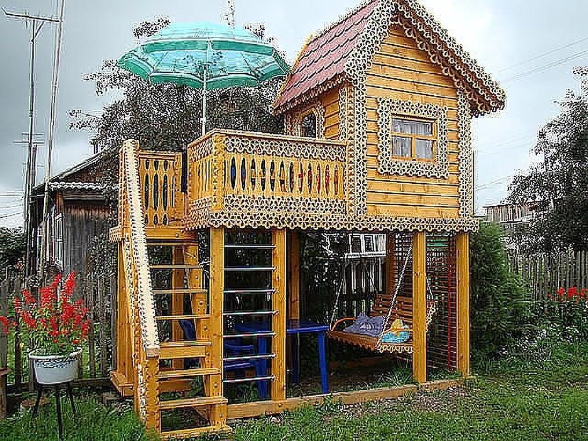 Двухэтажный домик для детей на даче