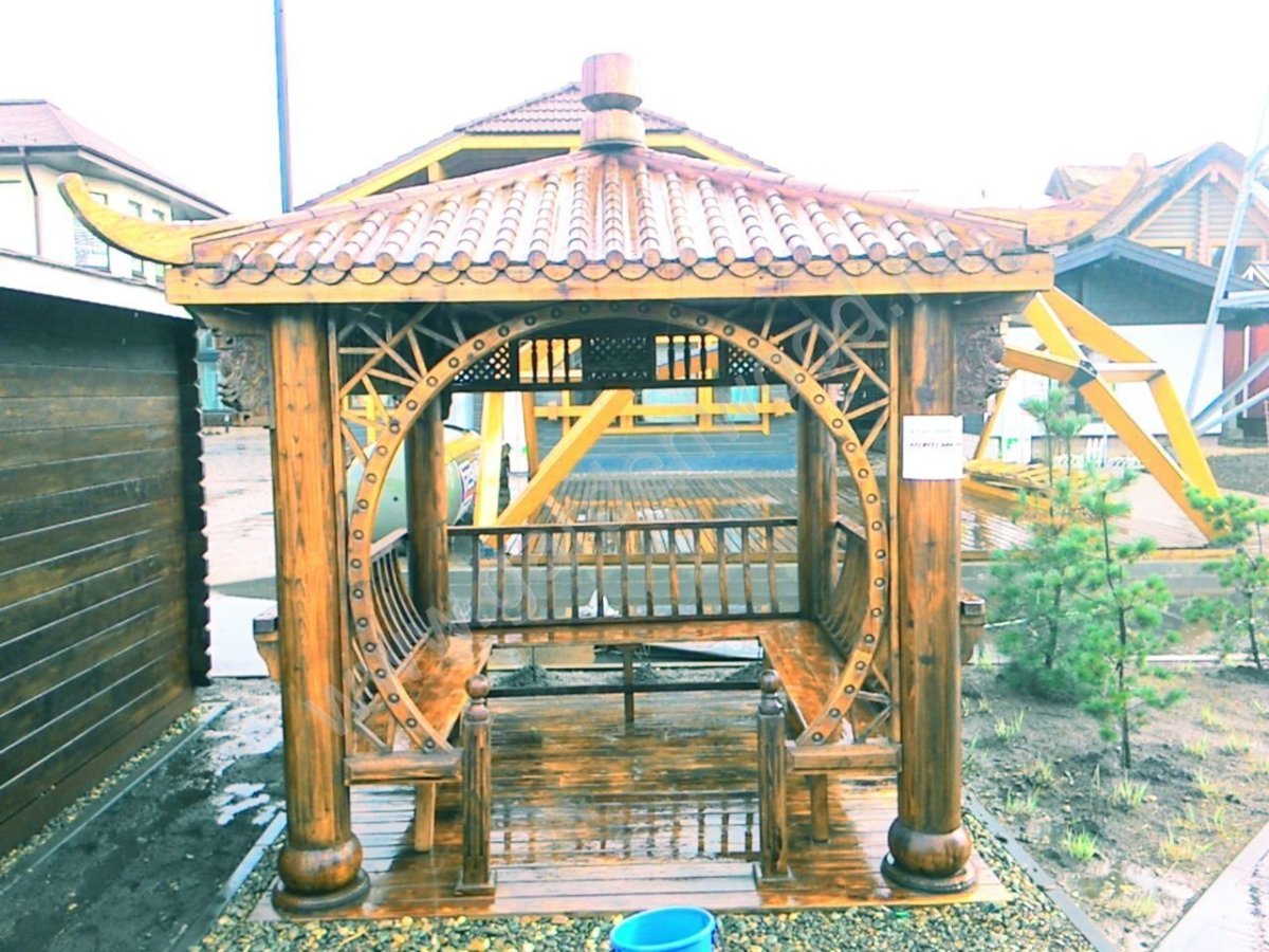 Деревянная беседка в китайском стиле