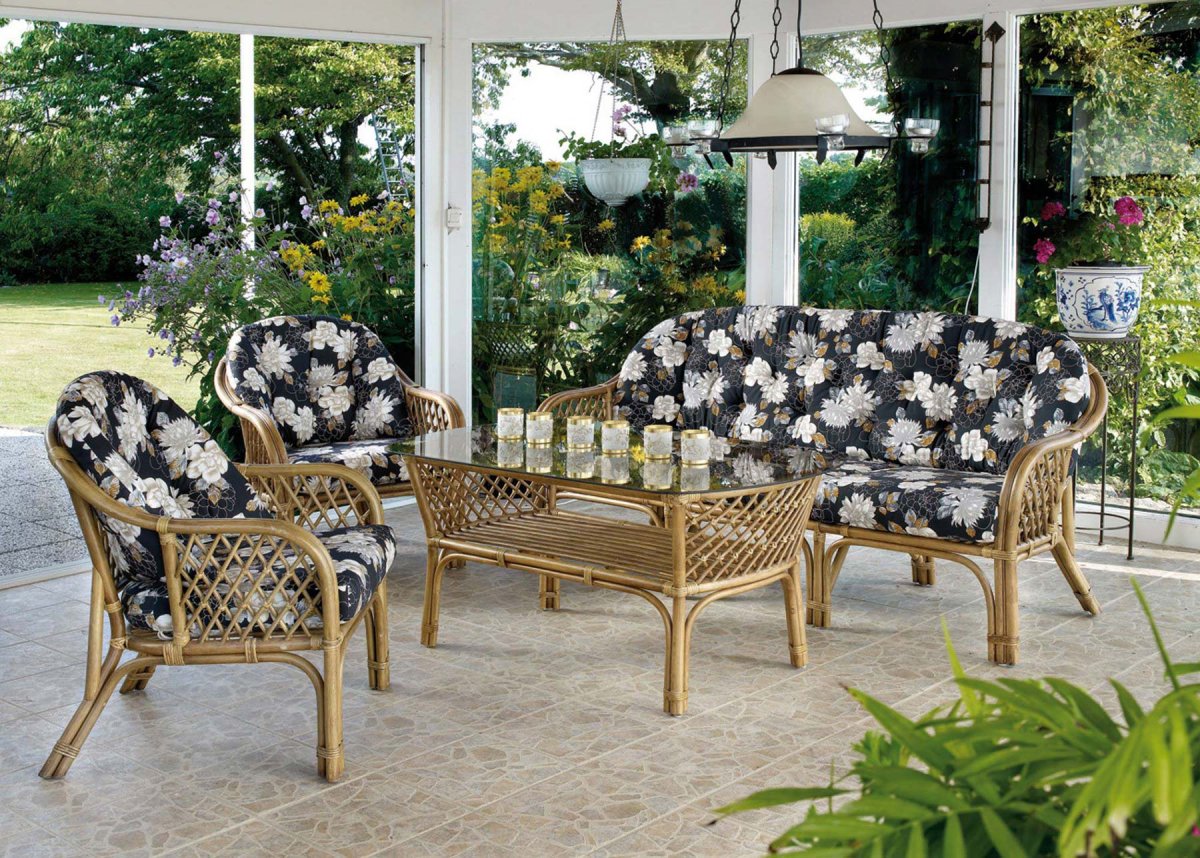 Зимний сад с плетеной мебелью