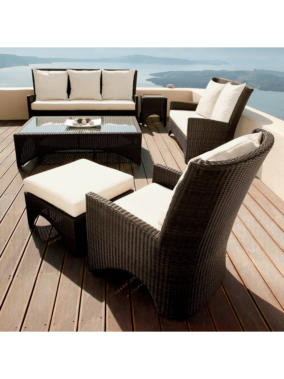 Ротанговая мебель на террасе