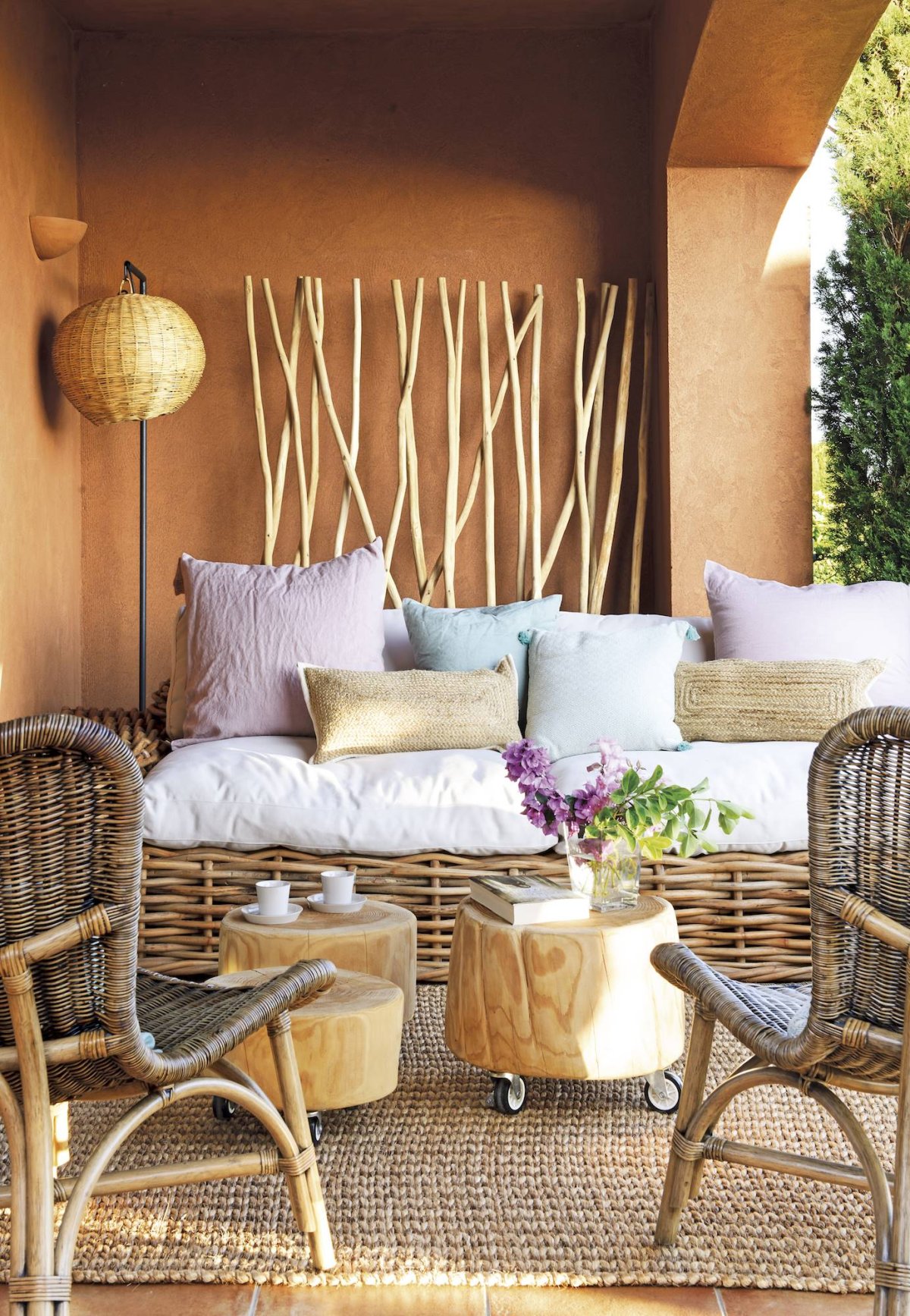 Плетеная мебель на веранде