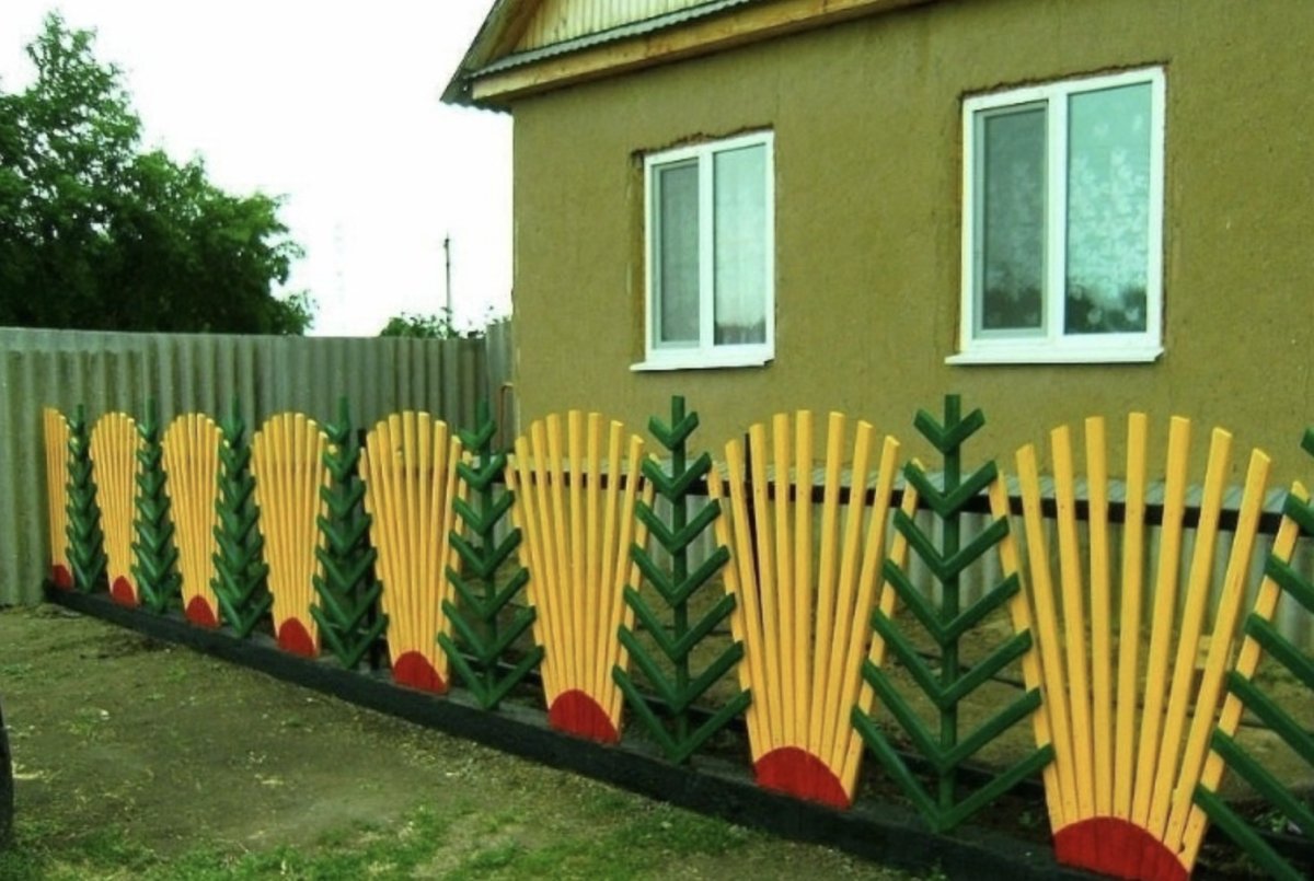 Красивый забор из штакетника