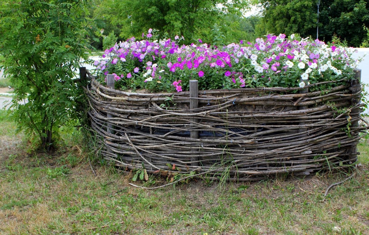 Заборчик из лозы для клумбы